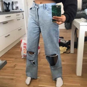  - Populära jeans ifrån Boohoo, passar mig med storlek XS och är 1,68.