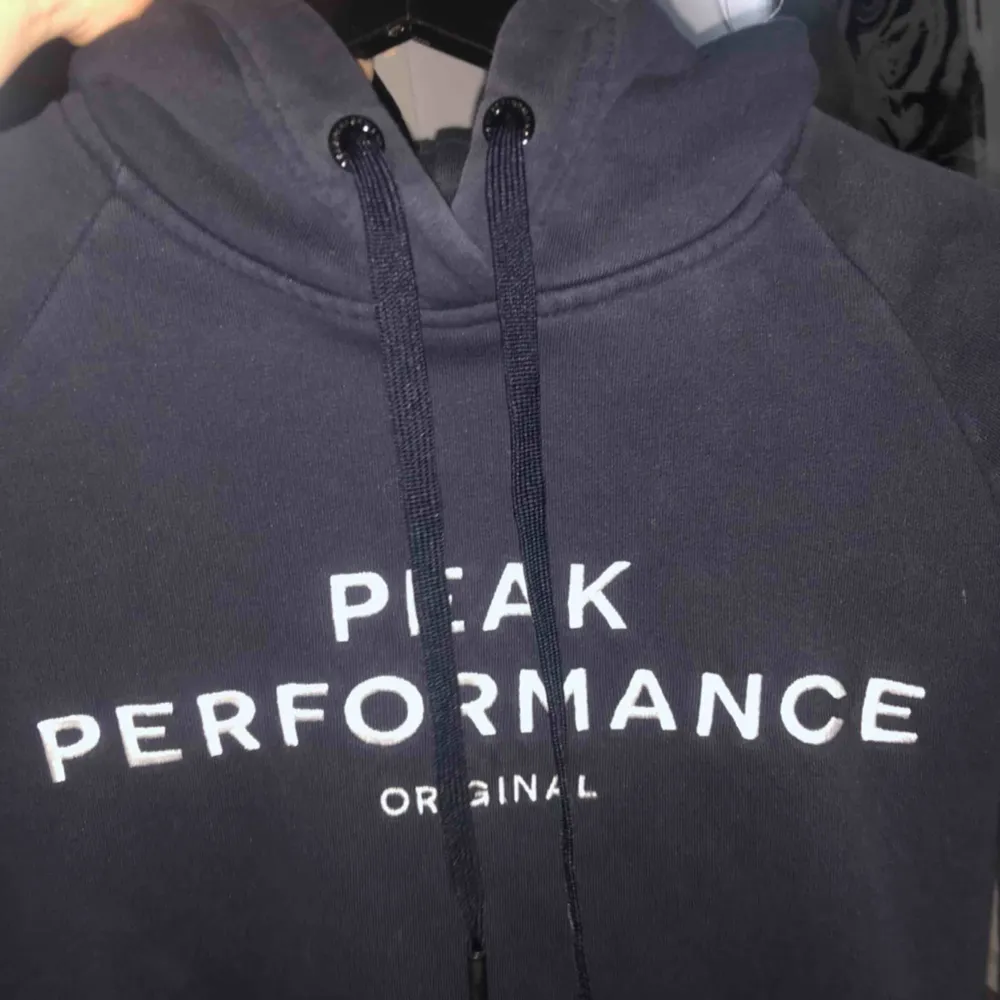 Peak performance hoodie, knappt använd. Tröjor & Koftor.
