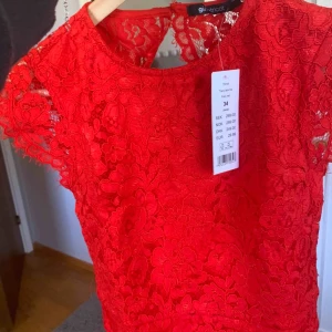 - Supersöt röd tröja köpt på Gina för 299, aldrig använd, prislappen sitter kvar. Storlek 34
