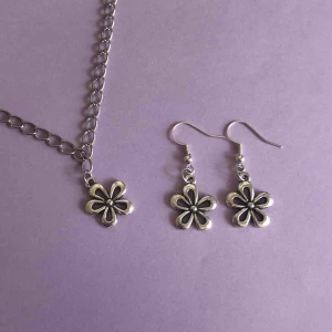  - Säljer dessa handgjorda örhängen och halsband! 90 kr för ett par örhängen och ett halsband, eller 50 kr för antingen ett halsband eller ett par örhängen🌸🌹🌼