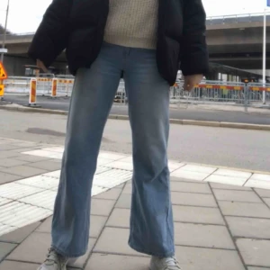  - Ett par blåa i princip nya jeans från Nakd i storlek 38 (säljes pga för tajta i midjan). Jättesnygga verkligen!! 200kr