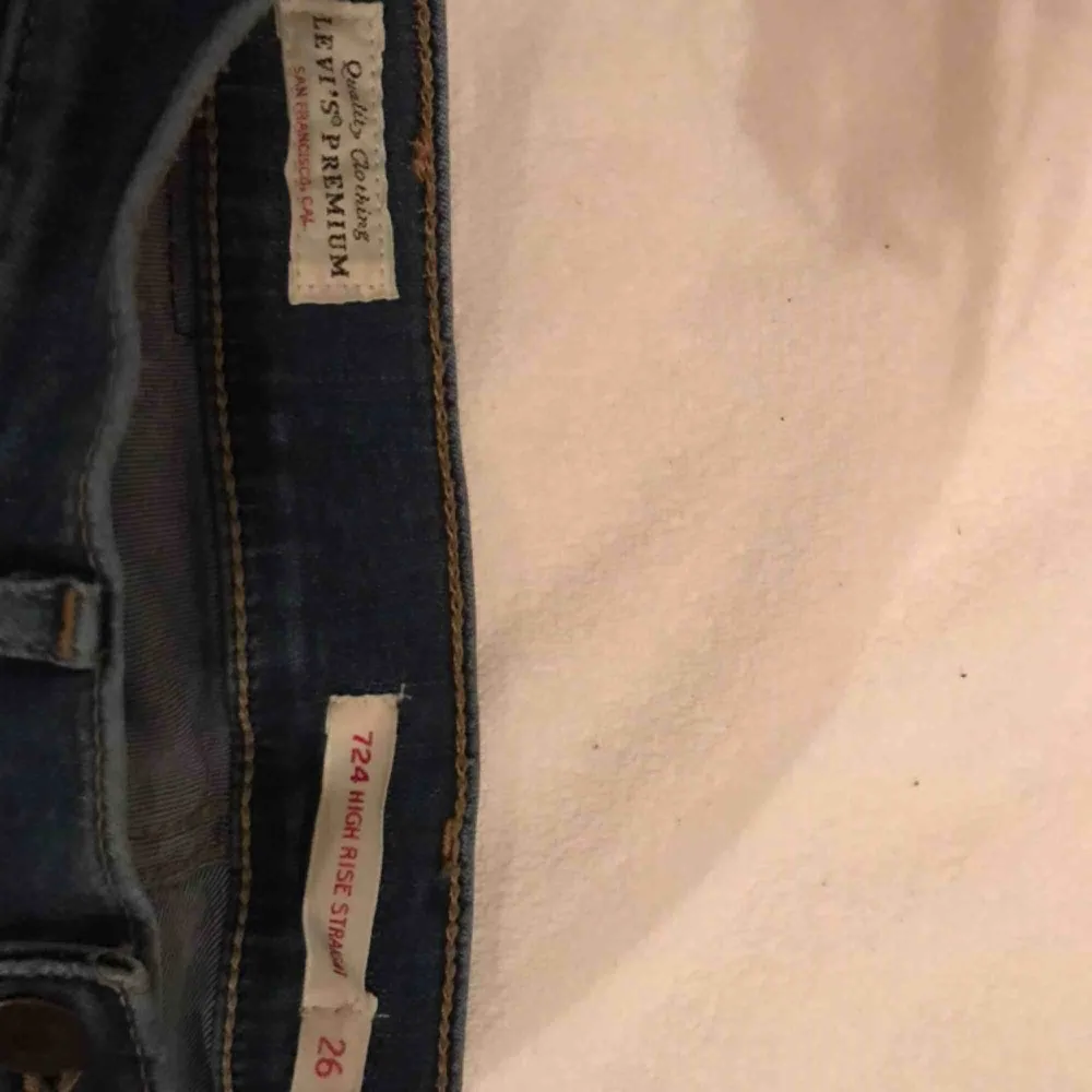 Säljer ett par levis jeans i storlek 26 passar även för dom som har 27. Använda ett fåtal gånger och dom är i ett bra skick. För fler bilder skicka privat. Pris kan sänkas vid snabb affär. 💖. Jeans & Byxor.