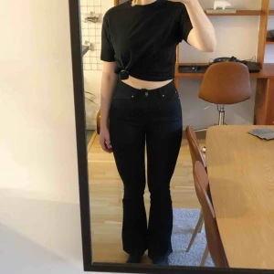  - Högmidjade jeans från märket Tiger of Sweden i bootcut modell👌🏻. Knappt använda, men sjukt snygga och även klippa av dom nu mot våren och Sommaren.   Har ett litet hål bak på jeansen men syns knappt, fråga ifall du vill ha bild 😊.