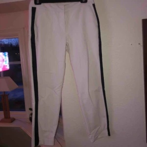  - Kostymaktiga byxor med mörkblå rand på utsidan av benen från Reserved I ganska bra skick