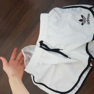 Vita shorts Xs - S - Tunna korta shorts köpta utomlands på marknad. Storlek XS-S (liten S). Har innershorts i nät men kan vara lite genomskinliga.
