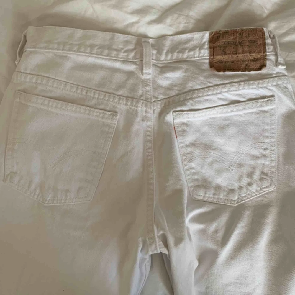 Super fina vita vida jeans från Levis. Väl använda, men i gott skick☺️. Jeans & Byxor.