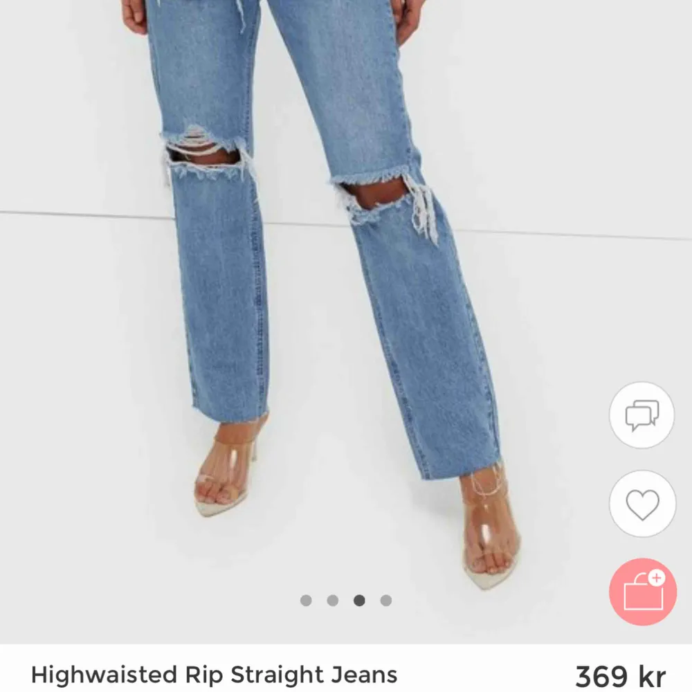 Tyckte inte dessa byxor passade mig så kollar här om någon vill köpa dom annars gör jag en retur! Lämna bud nedanför! Väldigt populära byxor som säljer slut direkt  Bud på 300 🥰. Jeans & Byxor.