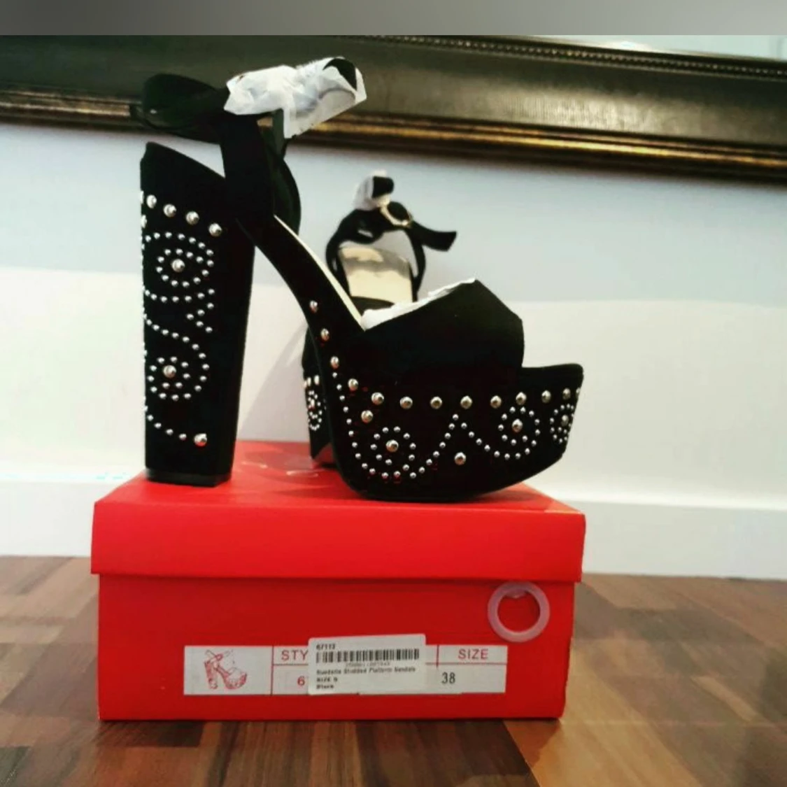 Platåklackar med nitar - 91