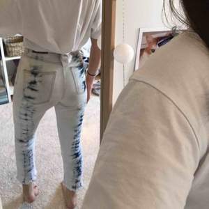 Vita jeans med blåa ”fläckar” från monki. Korta i benen! Hög midja! Använda ett fåtal gånger. Bida från 150 kr