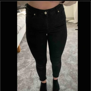  - NAKD jeans stl L men sitter som en S/M. Köpte för 399kr och säker för 200kr. Bra skick. 