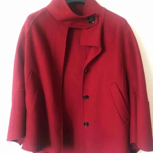  - Vinröd kappa från Zara, superfin