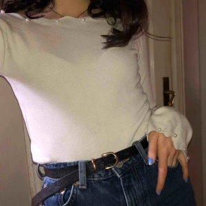  - Fint långermad tröja med pärl detaljer ❤️ relativt tjock i tyget så den är varm. Köparen står för frakt 🥰