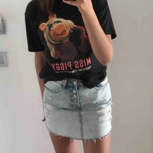  - Säljer denna jeans kjolen från Pull and bear med slitningar, skön och snygg💫🥰 kan mötas upp annars står köparen för frakten 
