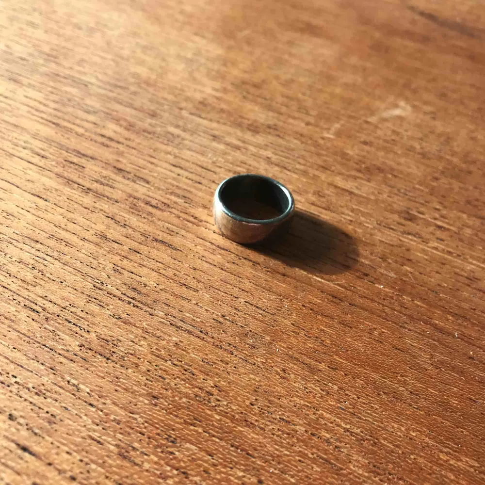 Stainless Steel Ring! Använd och har lite små ”fläckar” inne i ringen, men inget tydligt på utsidan.. Accessoarer.
