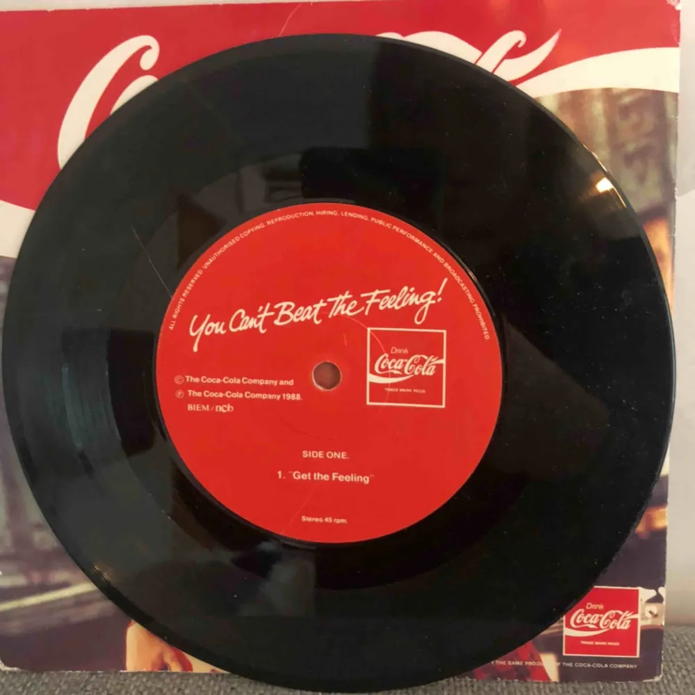 SÅLD!  En liten coca-cola LP-skiva. Har en del repor så vet inte om den fungerar, har själv haft den som dekoration. (18x18cm stor, Frakt tillkommer). Övrigt.