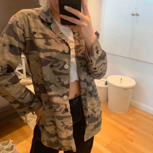  - Suuuperfin vår/sommar jacka i väldigt bra skick, från monrow!