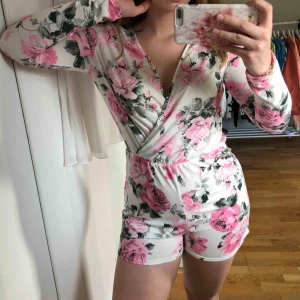  - Jättefin jumpsuit/playsuit med långa armar från Nelly trend. Använd en gång på en skolavslutning och kommer tyvärr inte till användning efteråt! Är i fint skick 💕