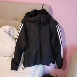 Adidas Jacka Strl S som ny! - Adidas Jacka för kvinnor i storlek S. Nypris: 1099kr. Mitt pris 700. Använd max 5 gånger. Perfekt till hösten/våren. Hämtas i Tensta, kan skickas via post men köparen står för frakten! Vid snabb affär priset kan diskuteras.