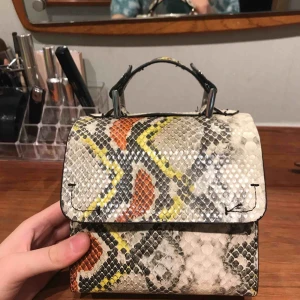  - Fin ormskinnsväska i fake skinn från Zara. Endast använd en gång så är därav i supergott skick! 