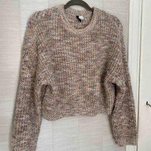  - Snygg oanvänd stickad tröja strl Small