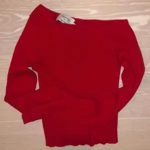 Säljer denna fina, röda tröjan med en fin skurning vid axeln. Slutsåld på hemsidan och överallt annars! Super stretchig så passar dig med storlekarna XXS-M 😊  Har endast använts 1 gång och är i nytt skick💛