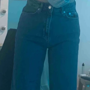  - Helt nya byxor som liknar dom populära och slutsålda från weekday. Köpta för 500kr. Frakt tillkommer