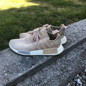  - Köpa adidas nmds storlek 39 är normala i storlek men köpte fel storlek trodde de var så i storleken så tog en storlek större 💓 fint skick lite smutsiga men går lätt bort om du tvättar dem ☺️