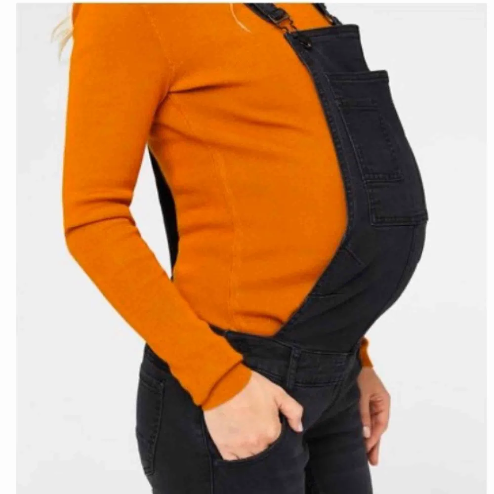 Mamalicious Gravid hängselbyxor 🤰 i superfint skick! Nypris 699kr mitt pris 250kr plus frakt 📦 . Jeans & Byxor.
