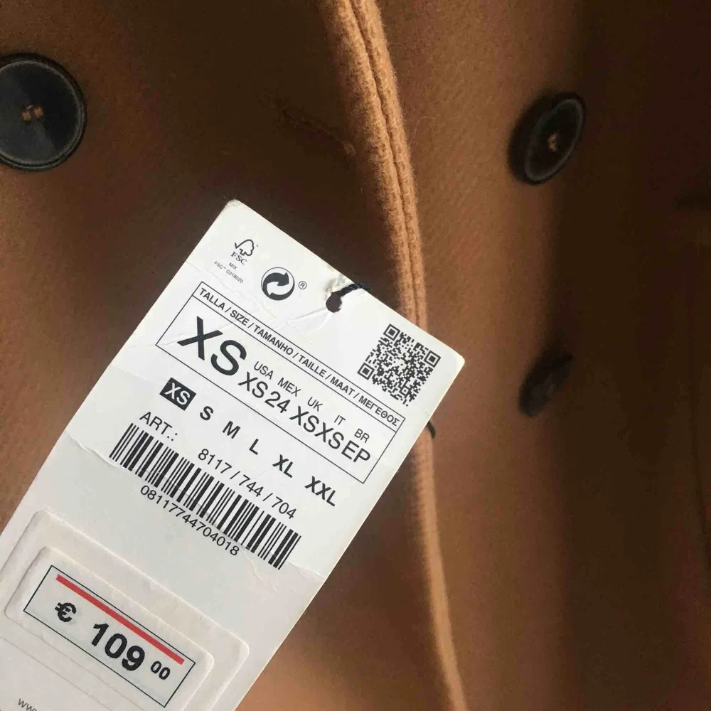 Helt ny kappa från Zara, köpte i Spanien 2017. Har bokstavligen bara legat på en klädhängare i garderoben så är precis som ny🌟 Extremt bra skick och väldigt bra tjock kvalitet😍 Kan förmodligen inte köpas längre.. Jackor.