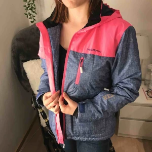  - Snygg skidjacka/vinterjacka från Truenorth Med stora stängbara fickor, inklusive en smidig ficka för liftkort på vänsterarmen! Perfekt för en stylish dag i skidbacken!