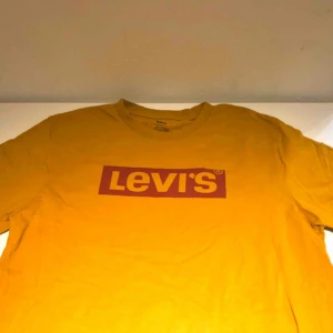  - Gul levis t-shirt, använd 2 gånger. Den är för liten så hade ingen möjlighet att visa passformen men den har en rätt regular fit