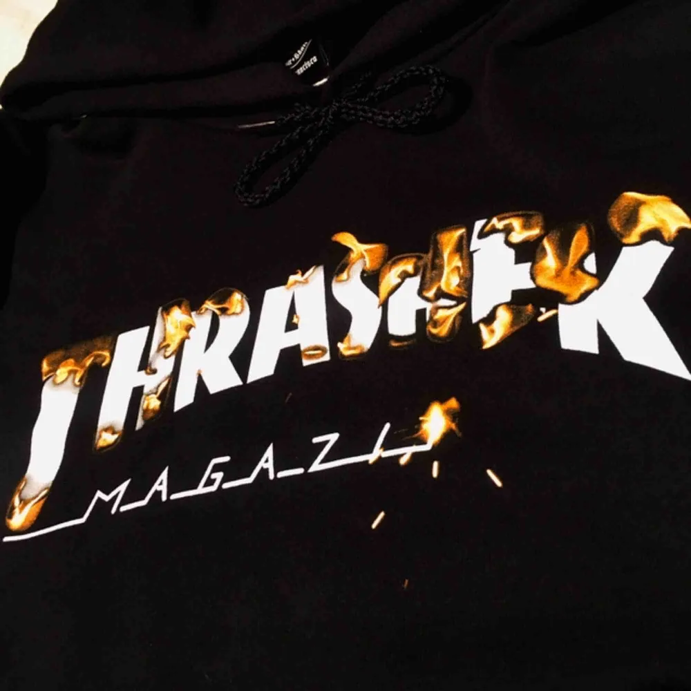 Hej! Säljer min helt nya nya hoodie som jag köpte från USA på nätet. Testad en gång, aldrig tvättad. Jag hann bli en storlek L medans den shippades hit. Finns inte i Sverige. Nypriset är $68, men frakt ($50) och tull ($100) gjorde köpet dyrare.. Hoodies.