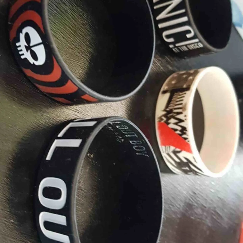 panic! at the disco, fall out boy, och två twenty one pilots armband. alla för 100 eller en för 30! skriv om du vill ha bättre bilder av armbanden då det bara kunde vara tre bilder här :0 ena tøp armbandet från EMP och de andra tre från hot topic . Accessoarer.