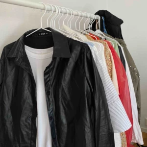  - Köparen står för frakt, kan mötas upp i Borås⚡️ Svart tunn läder jacka ifrån Shein, ordinarieplats ca 169kr💕 meddela för flera bilder!!