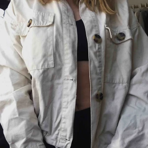  - Vårjacka från Behrska i ljusbeige färg. Frakt ingår inte i priset:)