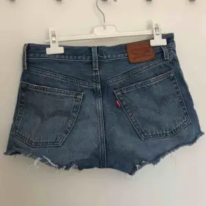 Mina favorit shorts som tyvärr har blivit för små. Äkta och köpt från en Levis butik i Malmö. Super bra skick. Skriv om du vill få fler bilder! 