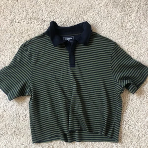 DIY Polo - Säljer min dressman polo tröja jag klippt kortare! Den är helt oanvänd! Storleken är herr S så passar S/M men är klipp efter XS/S.Kan mötas upp eller skicka men köparen står för frakten på 49kr 🦋