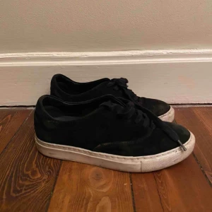  - Mockaskor från & Other stories. Säljs pga fel storlek. Använda några gånger och är lite smutsiga som man ser på bilderna. Kan bli finare med lite kärlek! 