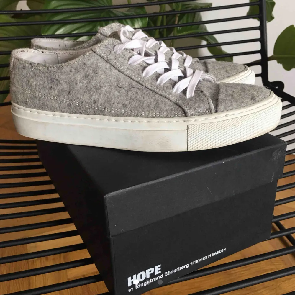 Billie sneakers från Hope storlek 36. Knappt använda, i väldigt fint skick! Nypris 1799kr. Skor.