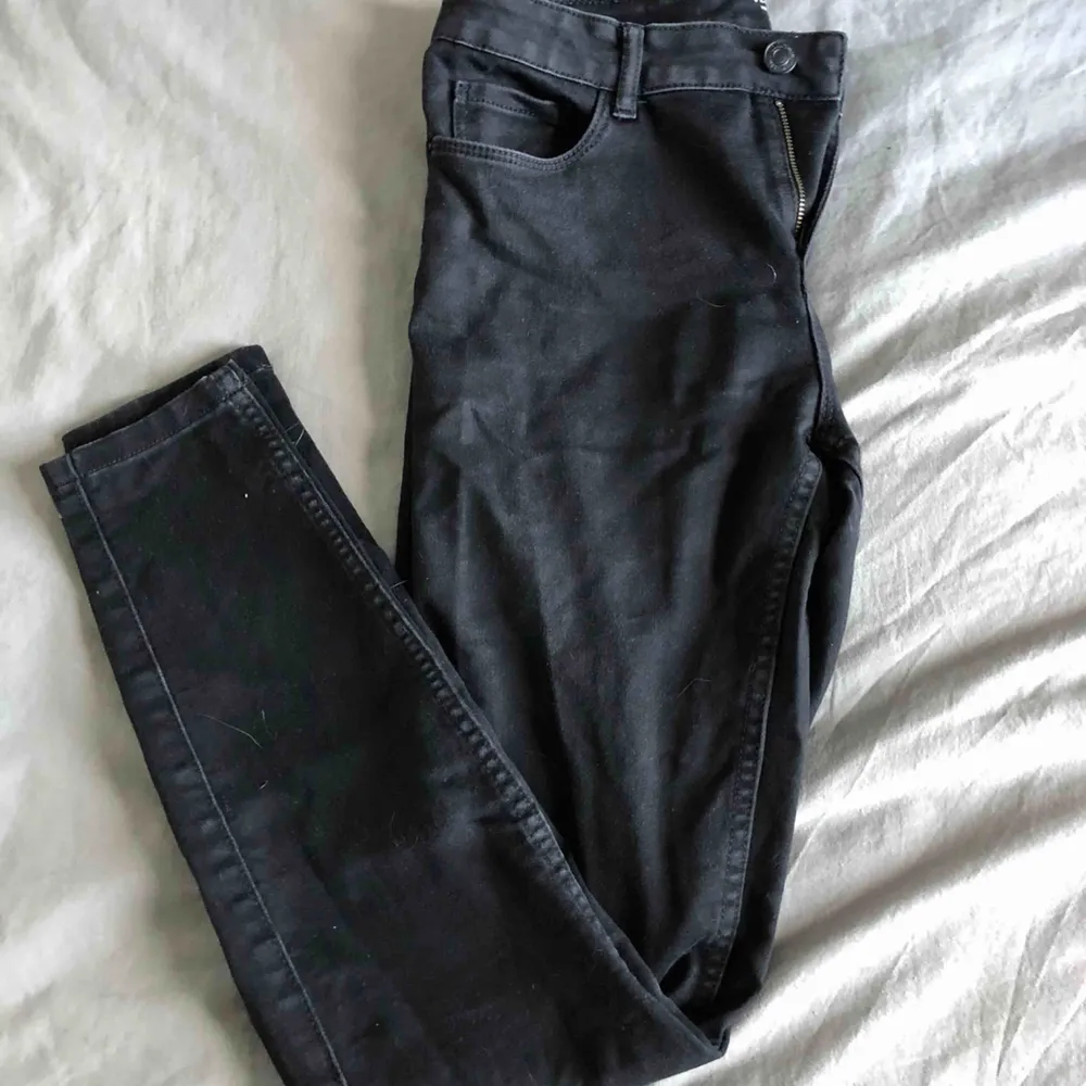 Använda! Svarta jeans. Frakt tillkommer . Jeans & Byxor.