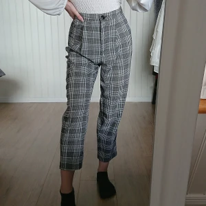 Byxor strl 34 - Svala svart och vit mönstrade byxor att ha nu till lite varmare väder, storlek 34. Ganska använda men fortfarande i bra skick. 60 kr, köpare står för frakt. 💖 