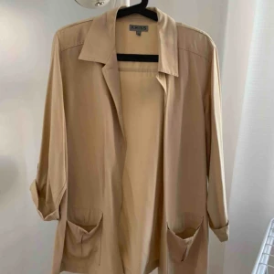  - Sjukt snygg skjorta (jacka) inköpt på loppis. Står strl 42 men jag har använt den som jacka och jag är storlek 36. Beige. Jättefint skick. Pris kan diskuteras vid snabb affär :)