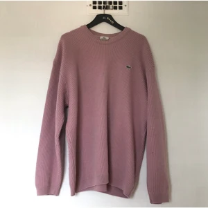 Lacoste oversized tjocktröja - Mysig tjocktröja från lacoste, perfekt oversized! 80kr utan frakt.