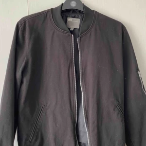  - Svart bomberjacka från ASOS