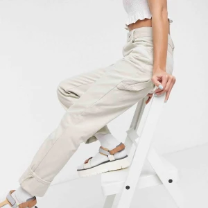  - Jättefina jeans som jag köpt från asos som nu är slutsålda. Säljer dem för att dem är för små för mig. Dem är långa men det är fint så det kan gå över skorna lite. Taggar och allt är på, jeansen är endast testade.  Frakt tillkommer. 