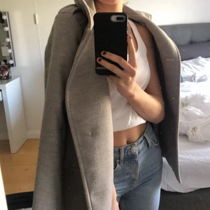 Superfin kappa i grå - Väldigt fin kappa med knappar, figursydd. Vill nästan inte sälja så himla fin! Köparen står för frakt och pris kan diskuteras