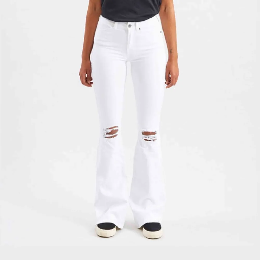 💥FINNS I VIT OCH SVART💥 säljer sådana vita bootcut byxor med hål✨ Storlek: 32 eller 34 Ordpris: 500kr Mitt pris: 200kr Använd:  både de vita och de svarta byxor är använda ca 2ggr *frakt 1-2 dagar efter köp * inget återköp  . Jeans & Byxor.