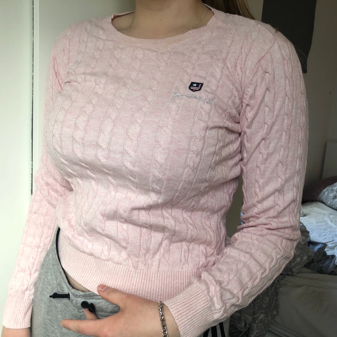 Kabelstickade Bondelid-tröjor