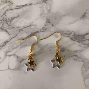 Säljer dessa guldiga örhängen med guldiga och silvriga stjärnor på för 40kr⭐️Först till kvarn!