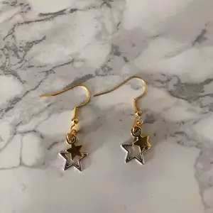 Säljer dessa guldiga örhängen med guldiga och silvriga stjärnor på för 40kr⭐️Först till kvarn!